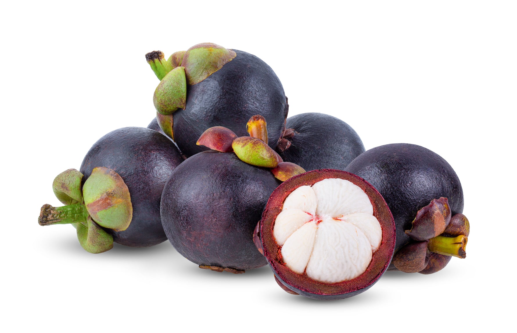 Mangostan (Garcinia mangostana) med mörklila skal, friställd mot vit bakgrund