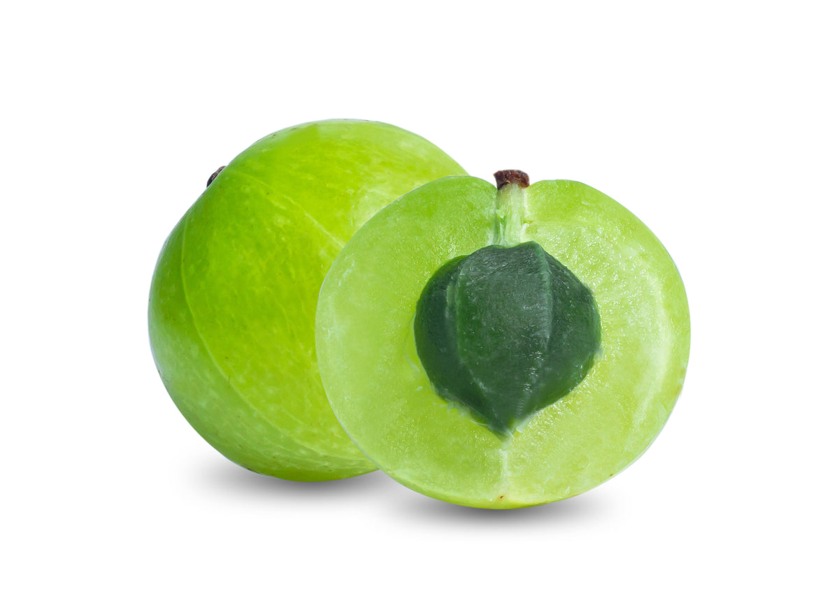 Amla, indiskt krusbär (Phyllanthus emblica), helt och uppskärt mot vit bakgrund