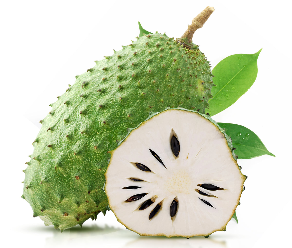 Graviola (Annona muricata) hel och uppskärd mot vit bakgrund